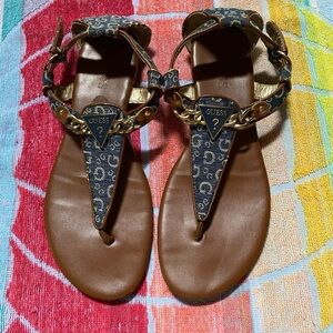 💥GUESS Jacquard Fabric Chain Thong T-Strap Sandal💥